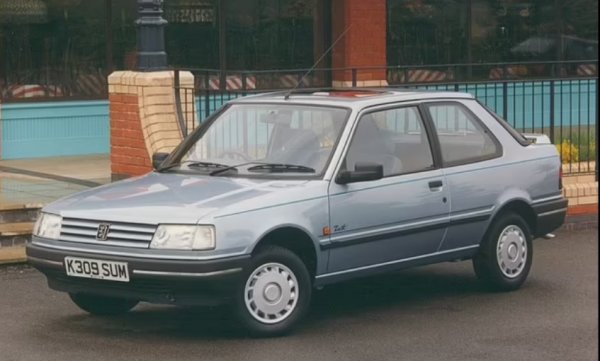 Може и да носи френската емблема на Peugeot, но всъщност 309 беше родено в Обединеното кралство. Проектирано е в студиото на компанията в Уитли, което днес е централата и инженерния център на Jaguar Land Rover. Първоначално беше замислено като Talbot (тогава част от групата Peugeot), но в последния момент французите решиха да го придърпат под своята собствена марка. 
309 ползва разширена версия на платформата, залегнала в основата на легендарното 205. И докато екземплярите с ляв волан се произвеждаха във Франция, тези с волан отдясно се правеха близо до Ковънтри. 
Якият GTi вариант пристигна през 1987, използвайки същия 1,9-литров четирицилиндров двигател със 128 коня от хот-хеча 205. Въпреки че никога не получи същите хвалби като по-малкия си брат, някои го смятат за по-добър. Но все пак не може да го наречем колекционерска мечта.
